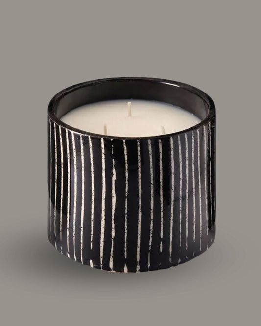 Świeca sojowa w ceramicznej osłonce typu "zebra".