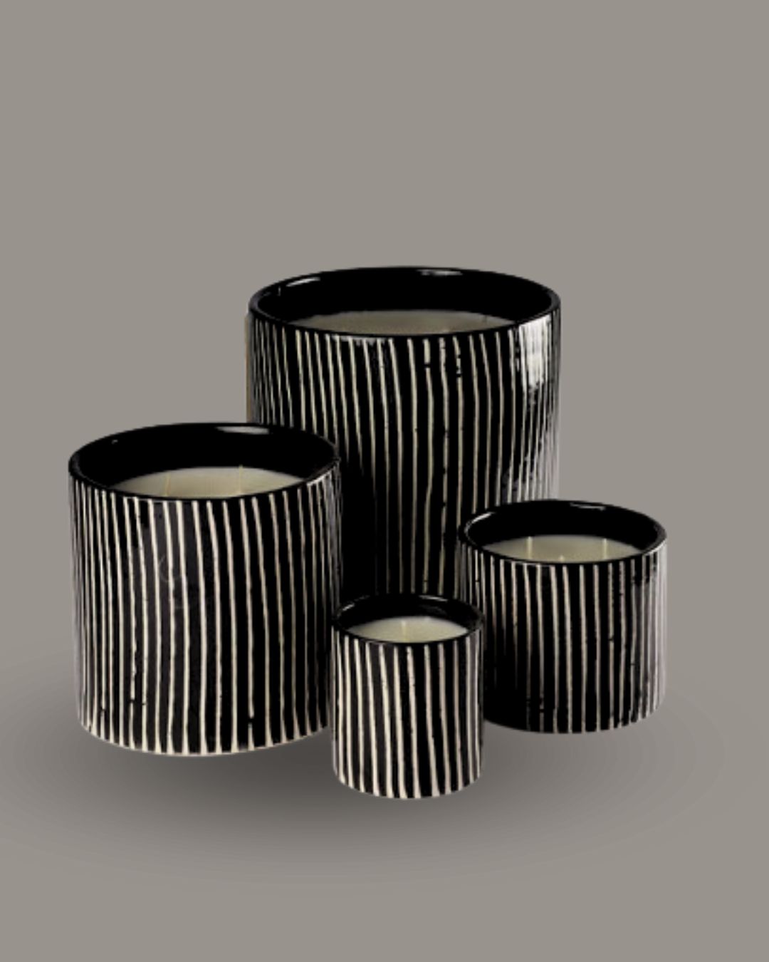 Świeca sojowa w ceramicznej osłonce typu "zebra".