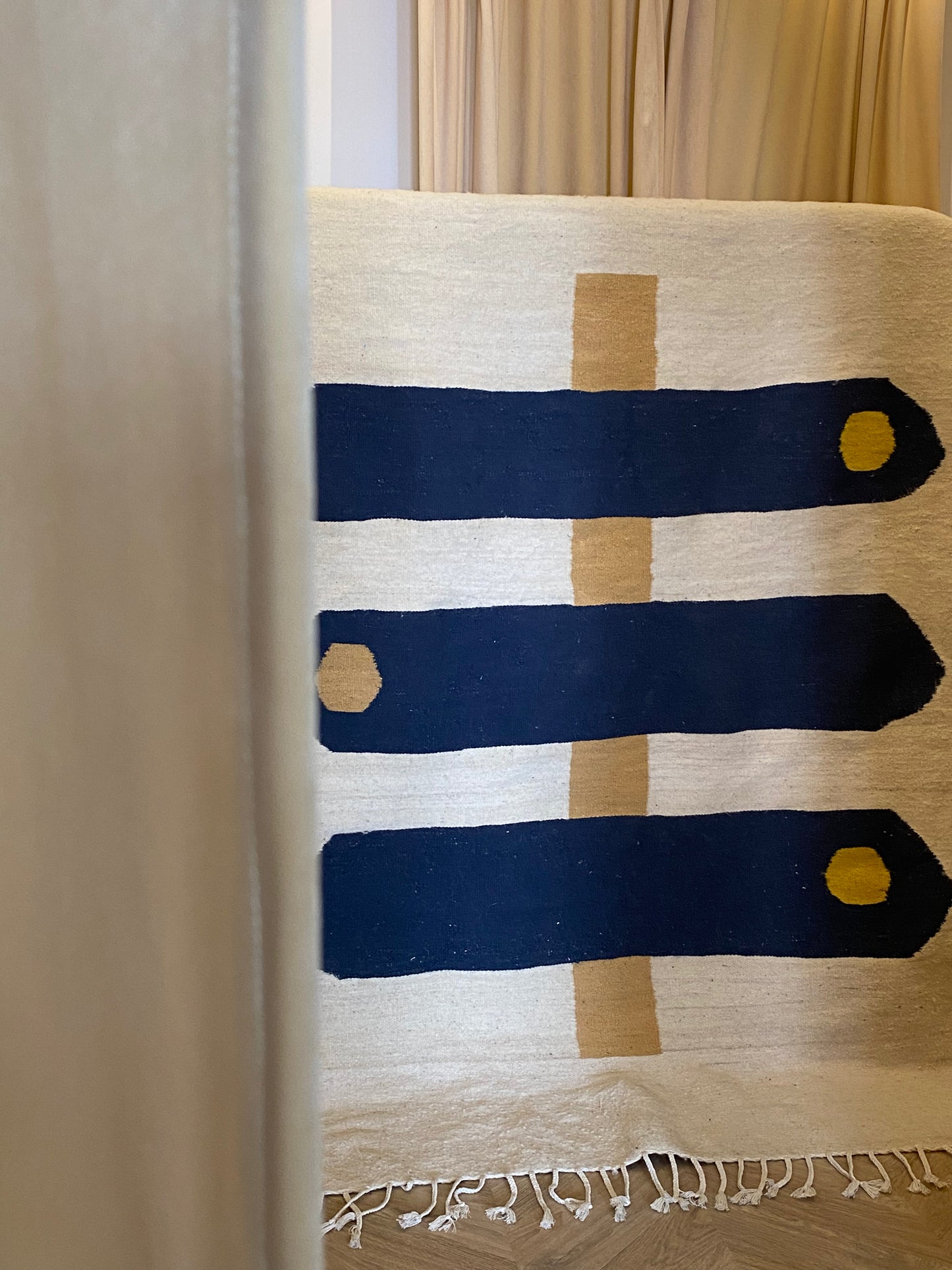 kilim z granatowym wzorem