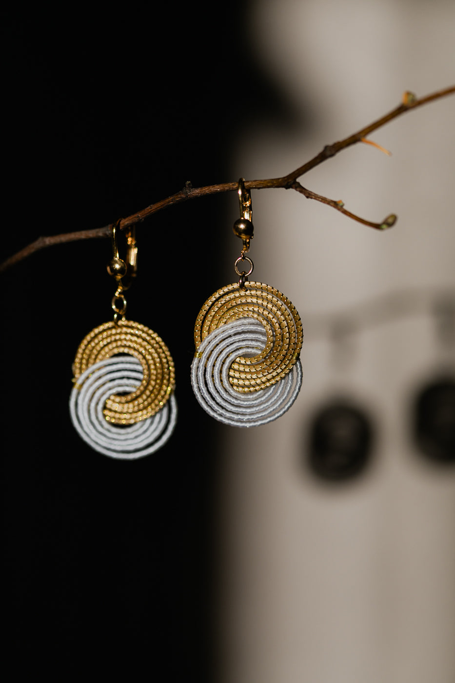 Lekkie, dwukolorowe kolczyki ze złotej trawy, brazylijskie rękodzieło