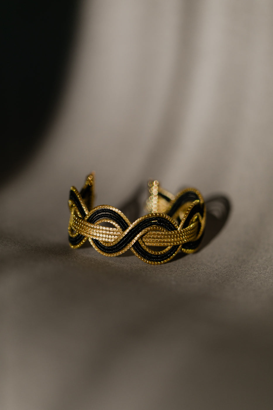 Dwukolorowa bransoletka ze złotej trawy, czarno-złote rękodzieło