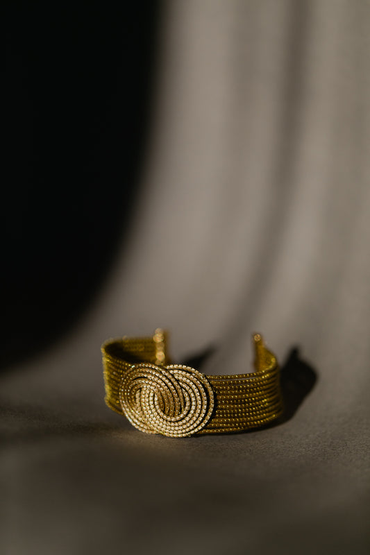 Elegancka bransoletka ze złotej trawy, brazylijskie rękodzieło