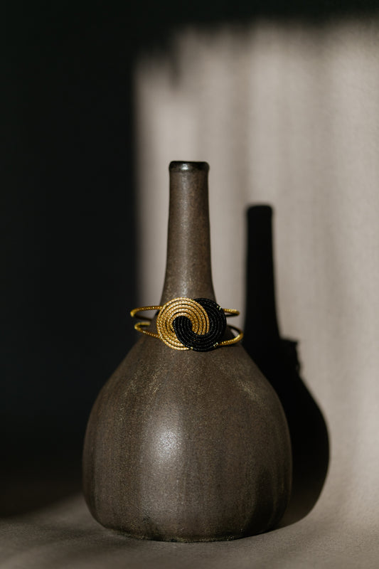 Dwukolorowa, geometryczna bransoletka ze "złotej trawy", kolor czarno-złoty