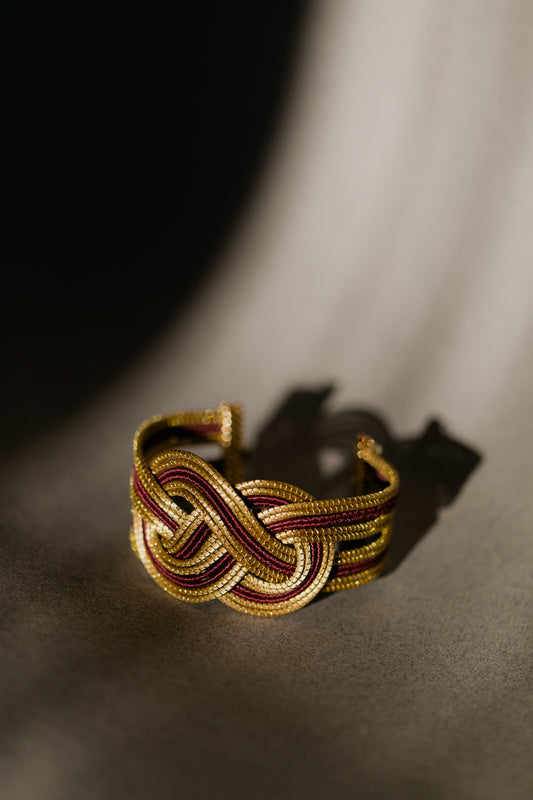Elegancka bransoletka ze złotej trawy, bordowo-złota, brazylijskie rękodzieło