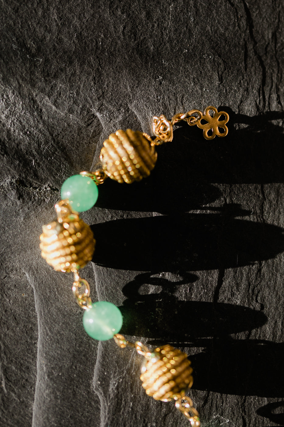 Elegancka bransoletka ze złotej trawy z zielonym kamieniem, brazylijskie rękodzieło