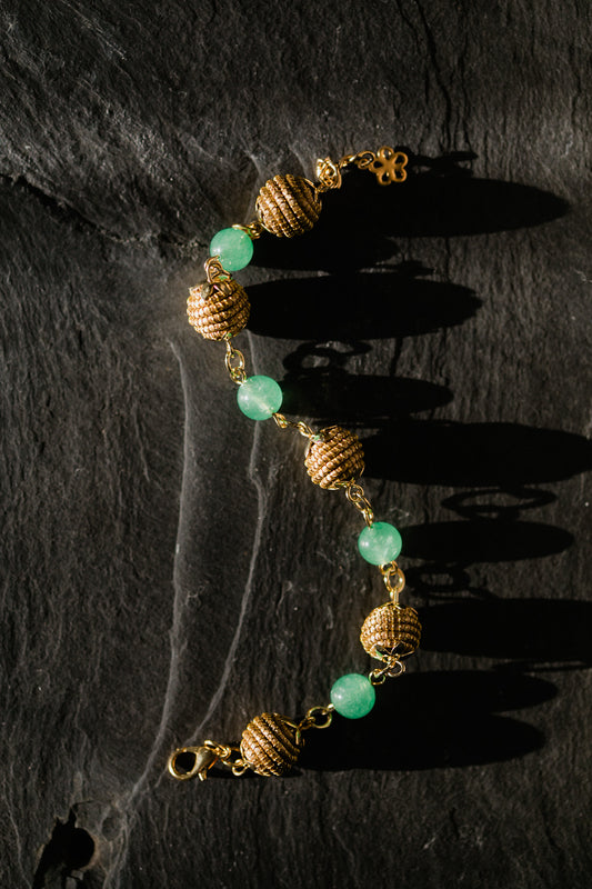 Elegancka bransoletka ze złotej trawy z zielonym kamieniem, brazylijskie rękodzieło