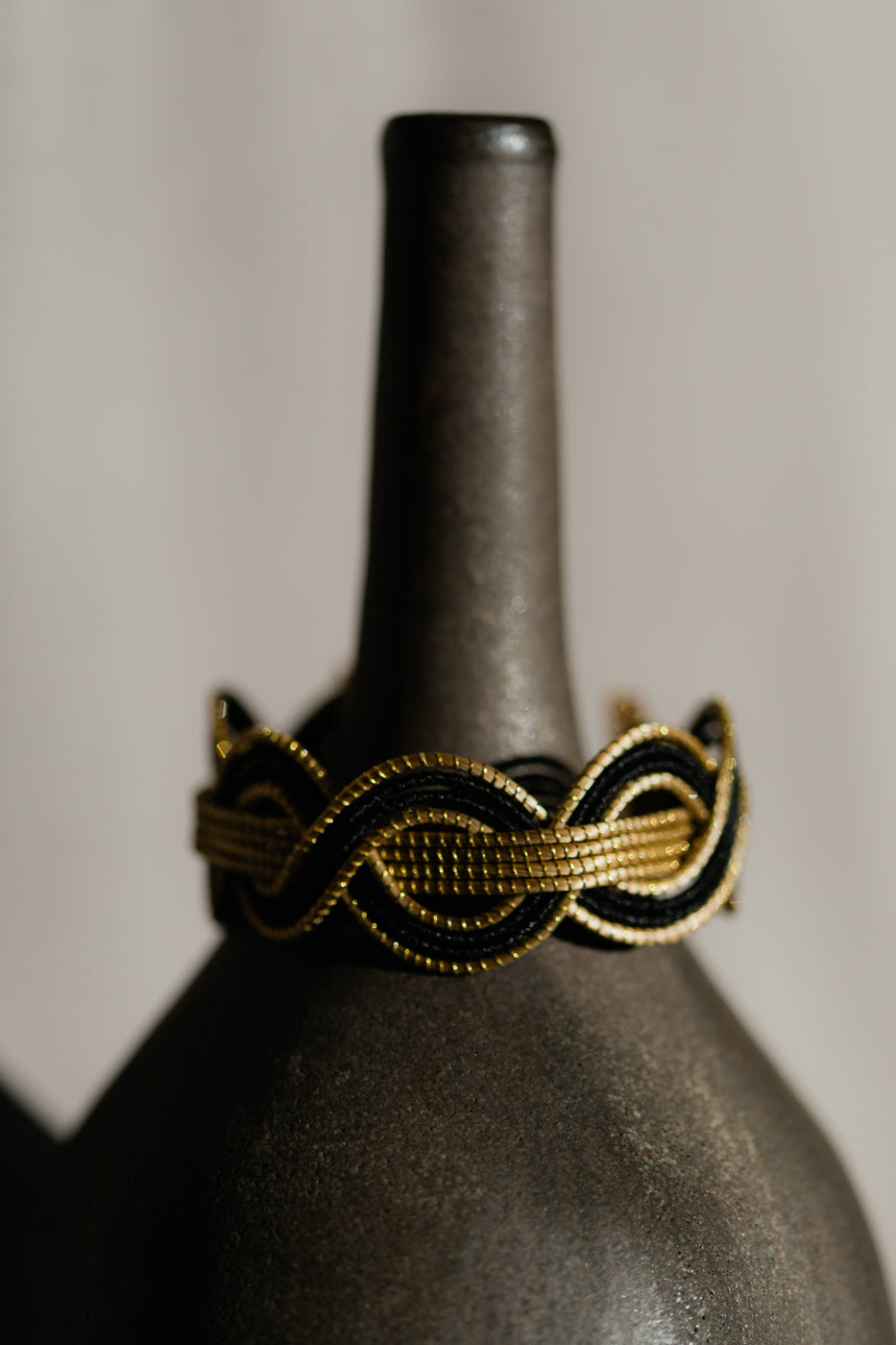 Dwukolorowa bransoletka ze złotej trawy, czarno-złote rękodzieło