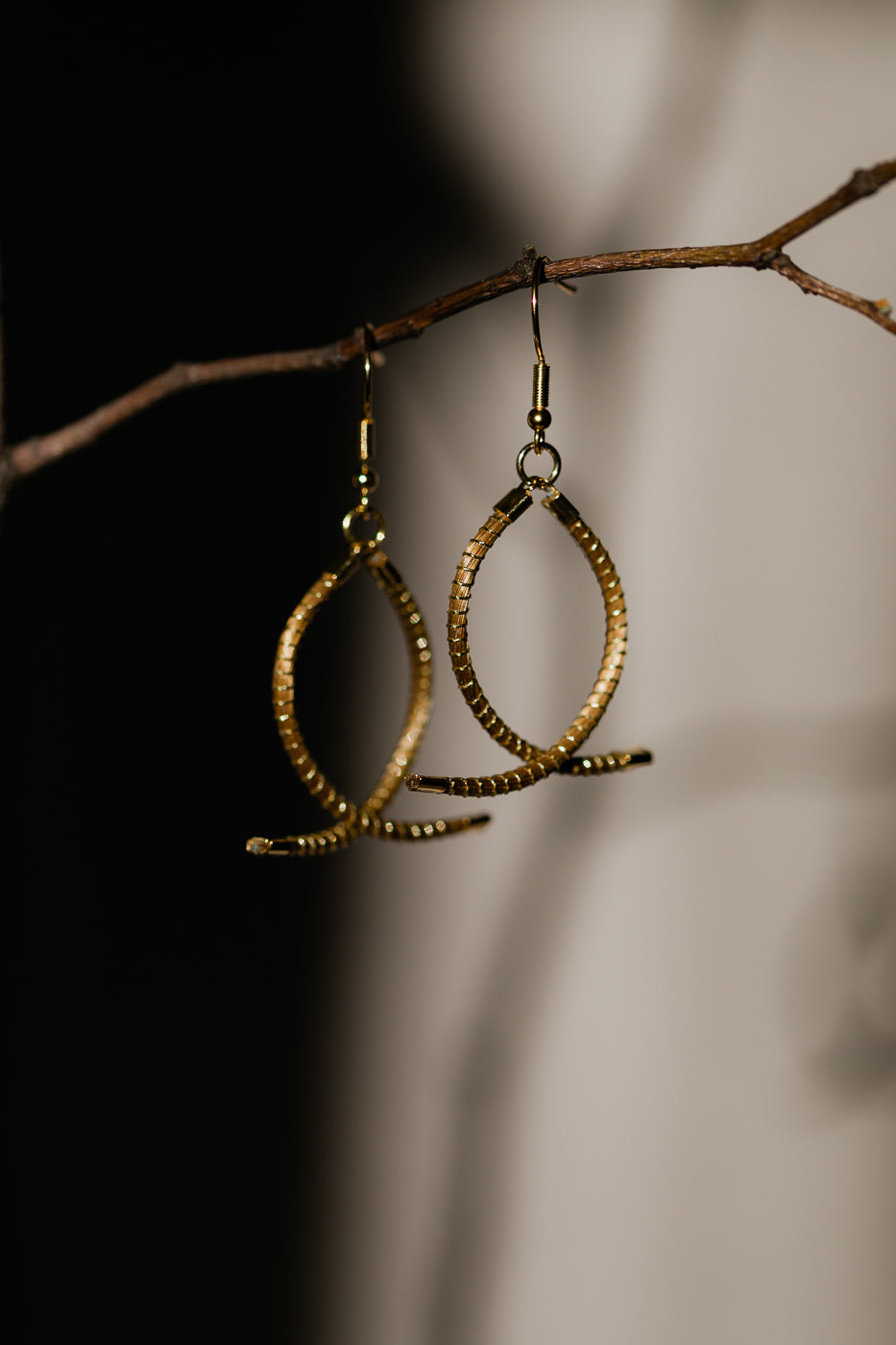 Lekkie, delikatne kolczyki ze złotej trawy, brazylijskie rękodzieło