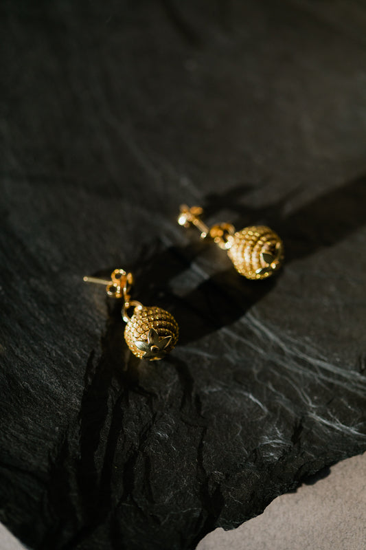 Delikatne kolczyki kulki ze złotej trawy, rękodzieło z Brazylii