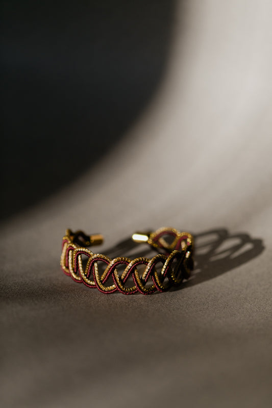 Delikatna bransoletka ze złotej trawy, bordowo-złota, brazylijskie rękodzieło