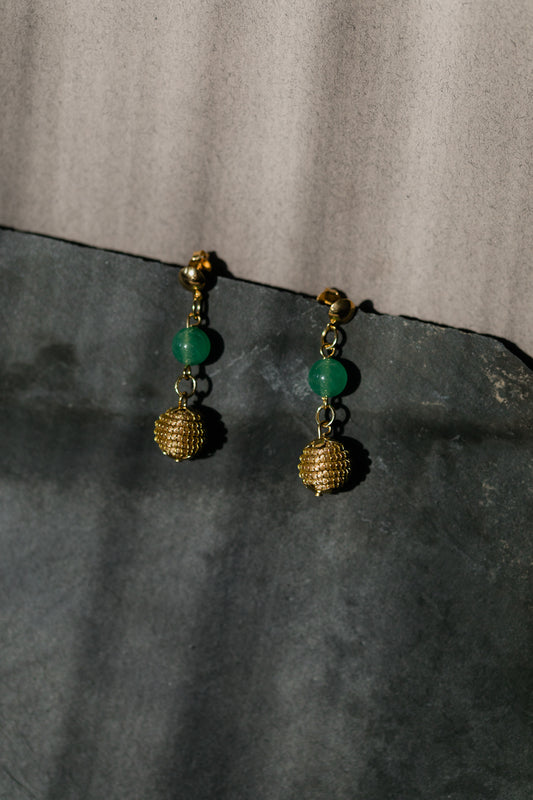 Wiszące kolczyki ze złotej trawy z zielonym kamieniem, brazylijskie rękodzieło