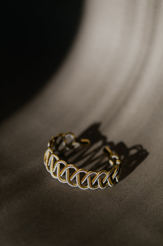 Delikatna bransoletka ze złotej trawy, biało-złota, brazylijskie rękodzieło