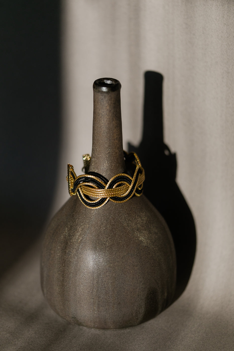 Dwukolorowa bransoletka ze złotej trawy, czarno-złote rękodzieło