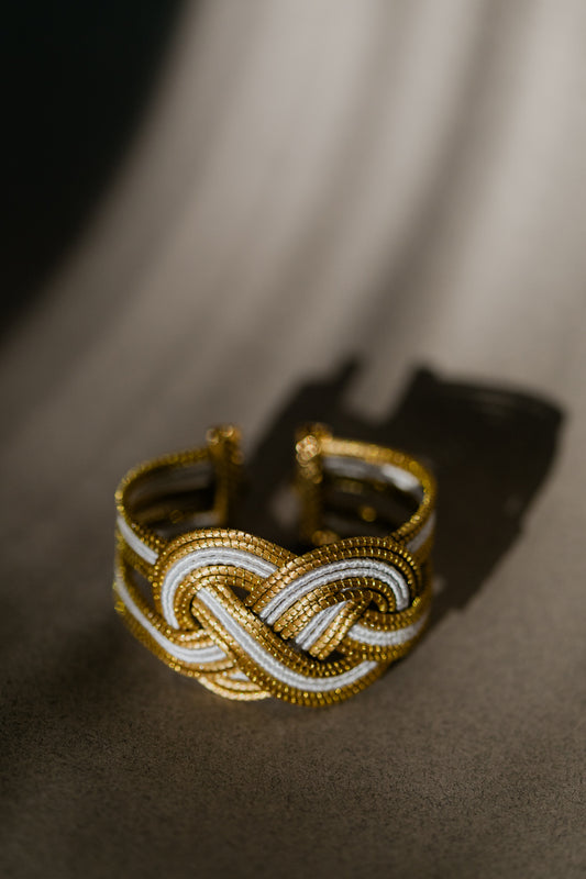 Bransoletka nieskończoność ze złotej trawy, biało-złota, brazylijskie rękodzieło