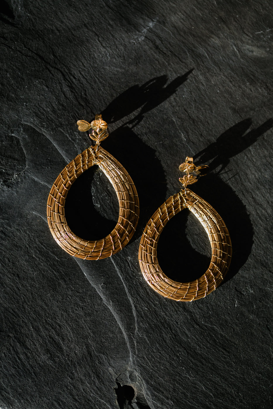 Lekkie, wiszące kolczyki ze złotej trawy, brazylijskie rękodzieło