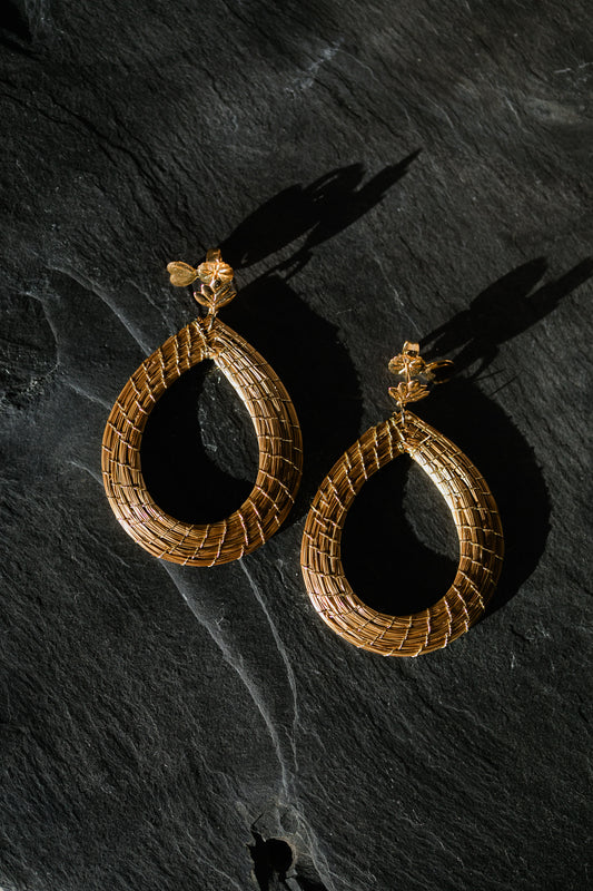 Lekkie, wiszące kolczyki ze złotej trawy, brazylijskie rękodzieło