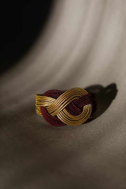 Bransoletka nieskończoność ze złotej trawy, bordowo-złote rękodzieło z Brazylii