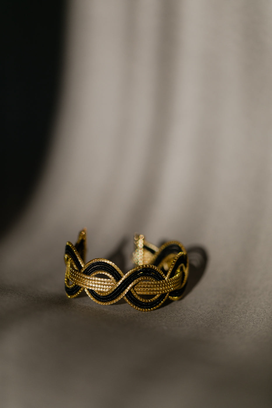 Dwukolorowa bransoletka ze złotej trawy, czarno-złote rękodzieło