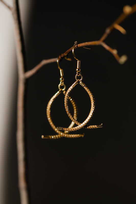 Lekkie, delikatne kolczyki ze złotej trawy, brazylijskie rękodzieło