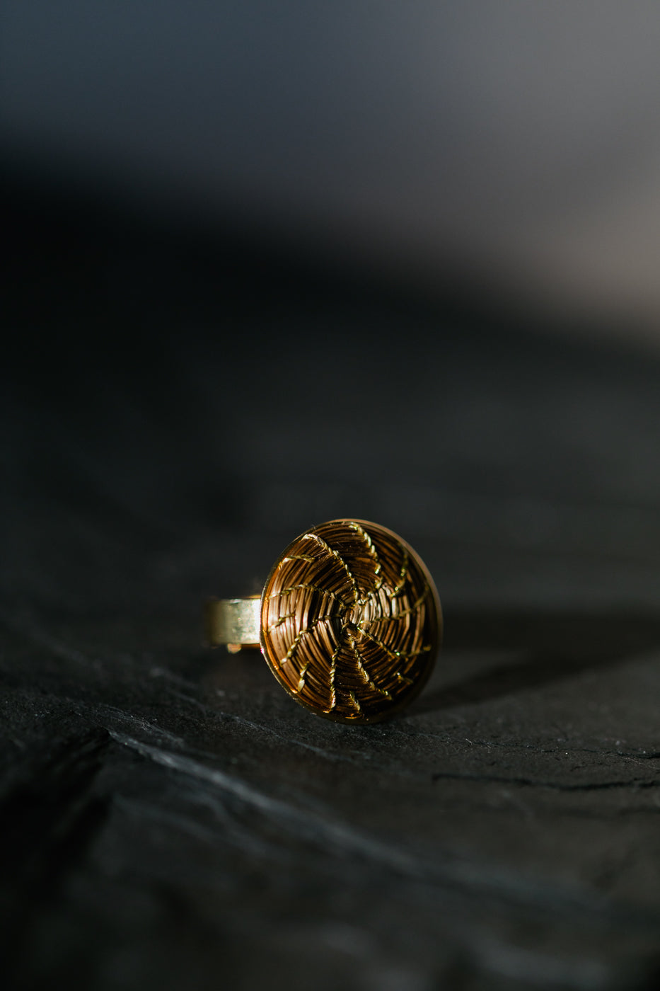 Designerski pierścionek ze złotej trawy, brazylijskie rękodzieło