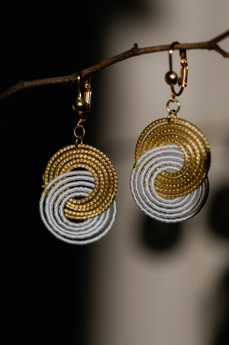 Lekkie, dwukolorowe kolczyki ze złotej trawy, brazylijskie rękodzieło