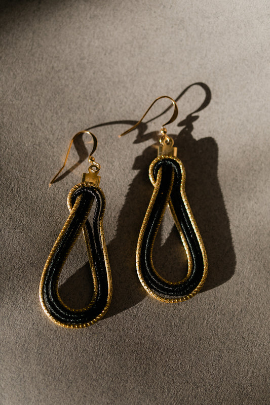 Długie kolczyki ze złotej trawy, czarno-złote rękodzieło z Brazylii