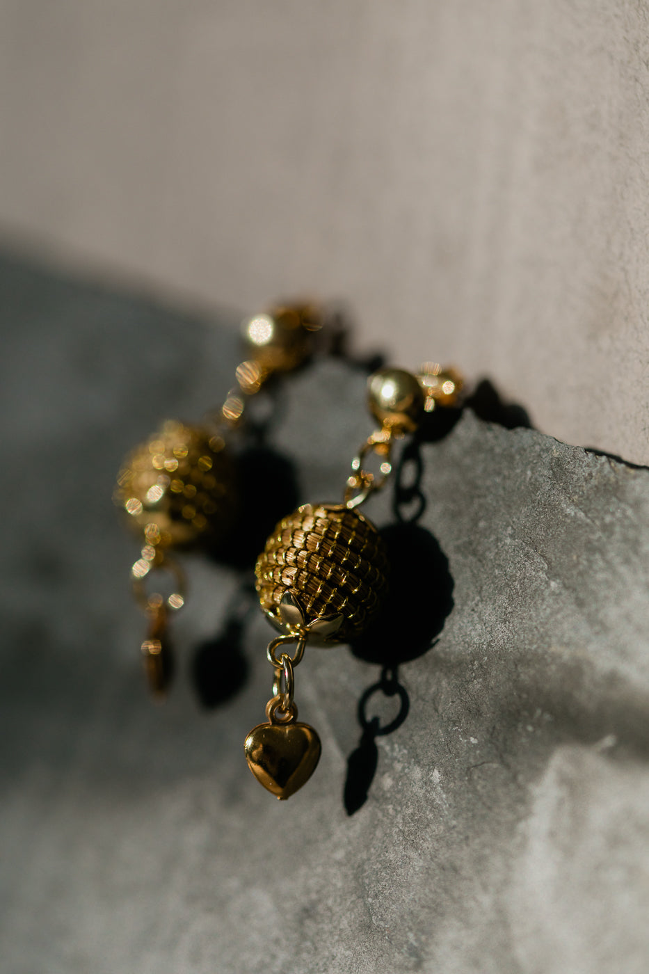 Lekkie, delikatne kolczyki ze złotej trawy, brazylijskie rękodzieło