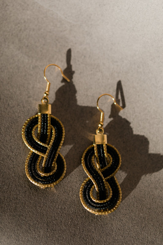 Wiszące kolczyki ze złotej trawy, czarno-złote rękodzieło z Brazylii