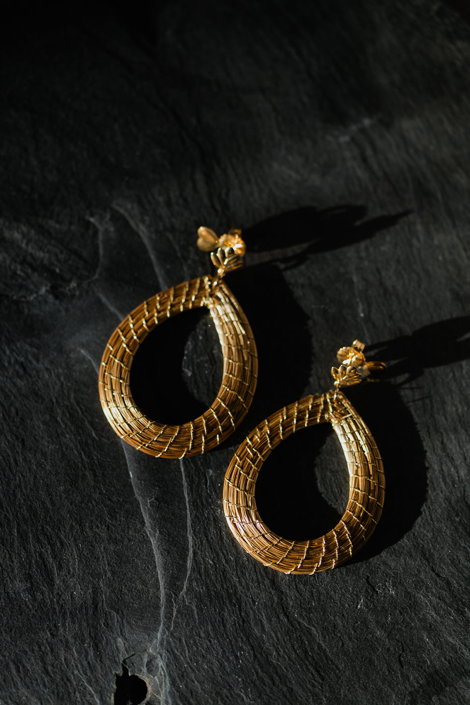 Lekkie, wiszące kolczyki ze złotej trawy, brazylijskie rękodzieło