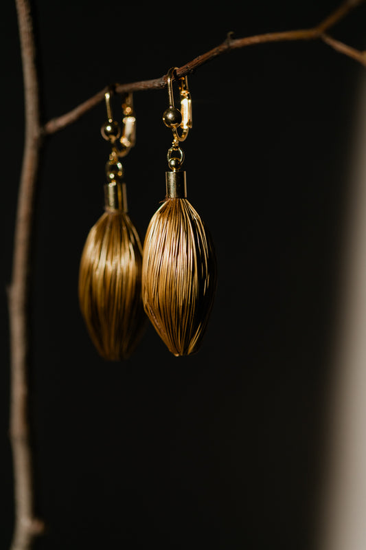 Lekkie, wiszące kolczyki ze złotej trawy, brazylijskie rękodzieło