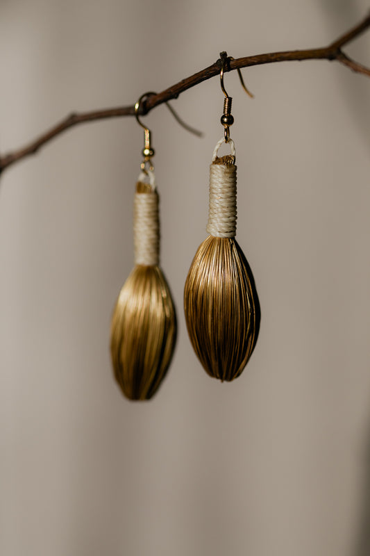 Lekkie, wiszące kolczyki ze złotej trawy, rękodzieło z Brazylii