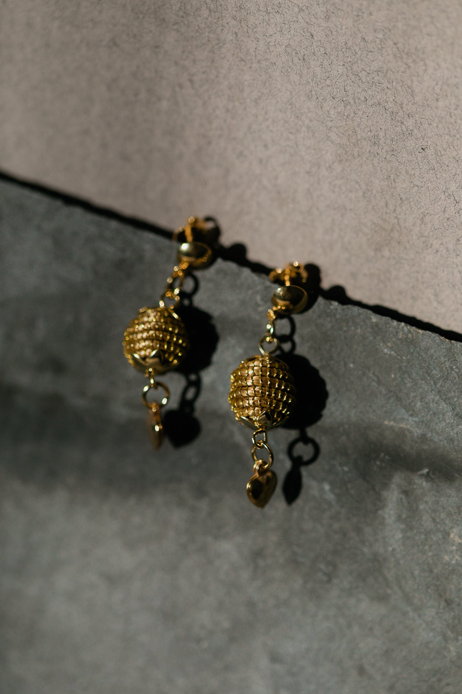 Lekkie, delikatne kolczyki ze złotej trawy, brazylijskie rękodzieło