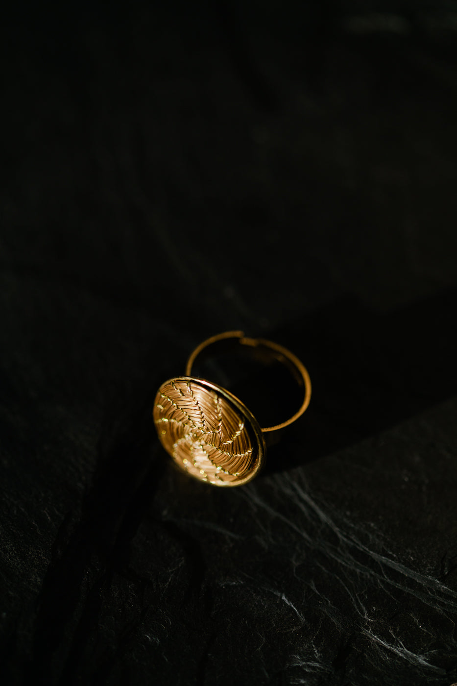 Designerski pierścionek ze złotej trawy, brazylijskie rękodzieło