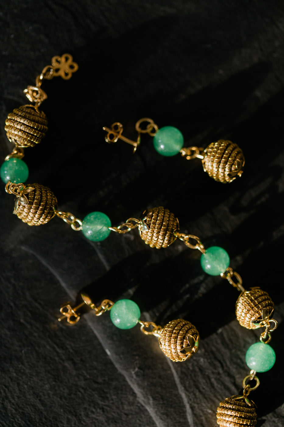 Elegancka bransoletka ze złotej trawy z zielonym kamieniem, brazylijskie rękodzieło