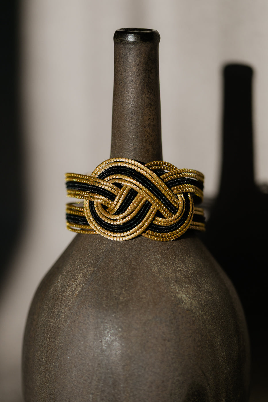 Bransoletka nieskończoność ze złotej trawy, czarno-złote rękodzieło z Brazylii