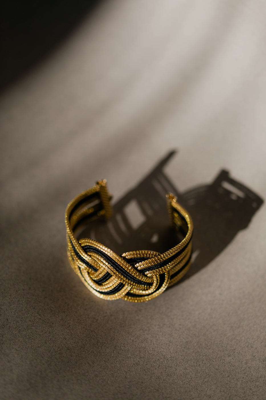 Bransoletka nieskończoność ze złotej trawy, czarno-złote rękodzieło z Brazylii