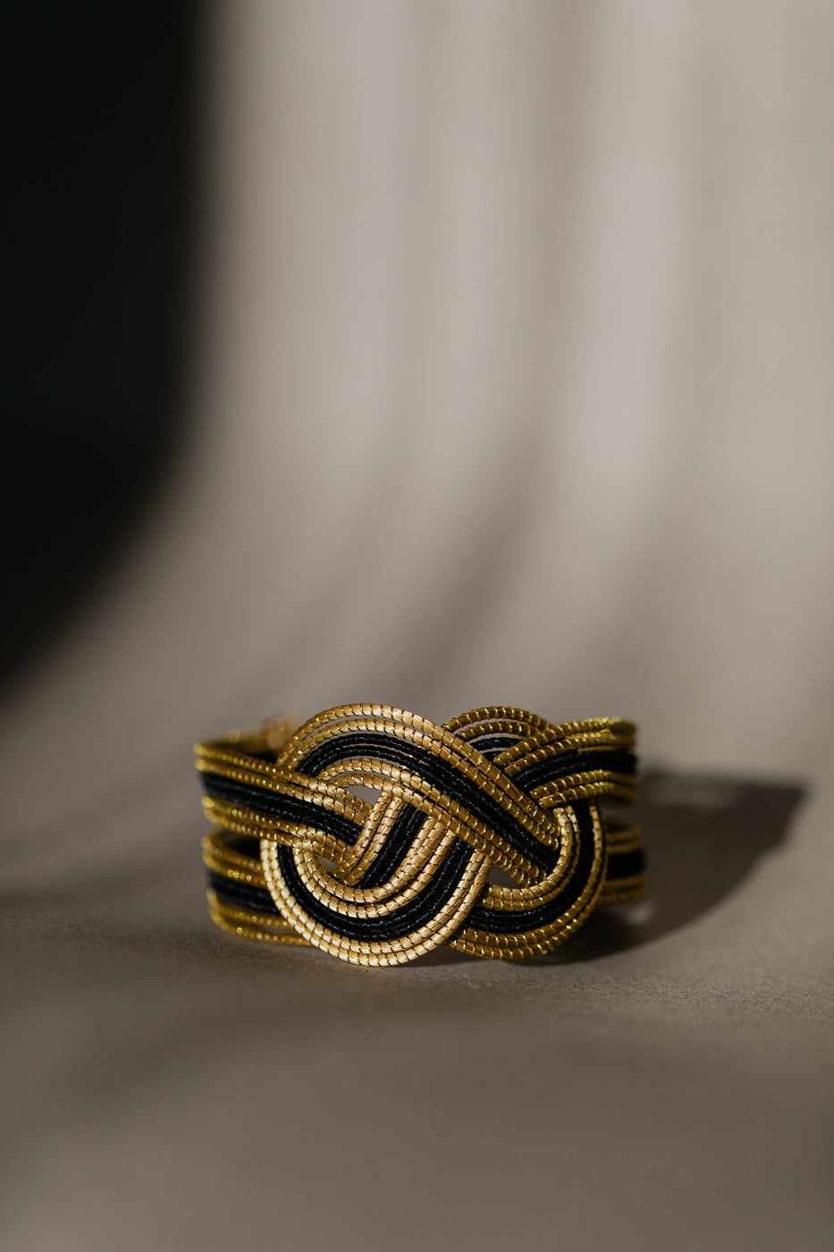 Bransoletka nieskończoność ze złotej trawy, czarno-złote rękodzieło z Brazylii