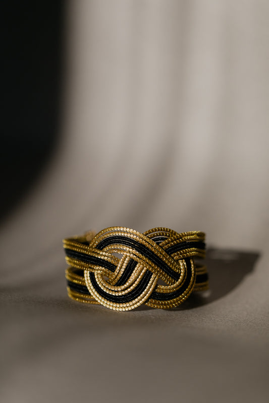 Bransoletka nieskończoność ze złotej trawy, czarno-złote rękodzieło z Brazylii